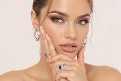 belle femme portant des bagues magnifiques tendance en argent.