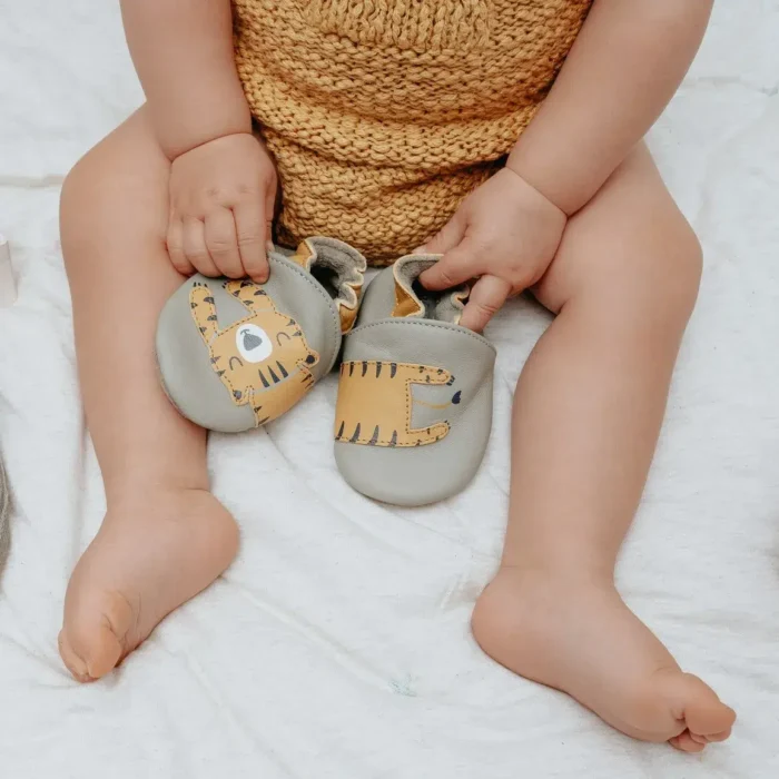 Un enfant qui aime ses chaussons souples colorés