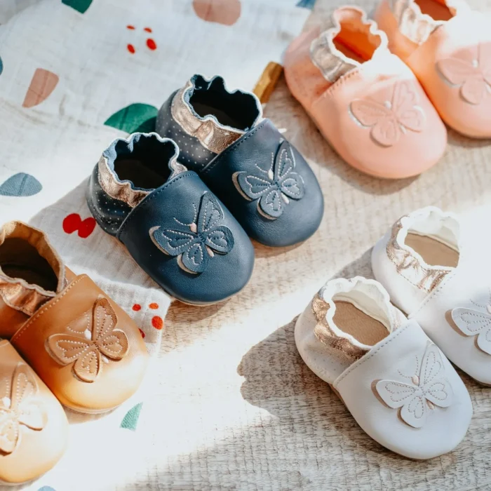 Chaussons souples pour bébé en différentes couleurs et motifs