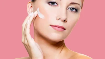 femme Application d’une crème hydratante sur le visage pour illustrer les gestes essentiels d’une routine peau bien hydratée