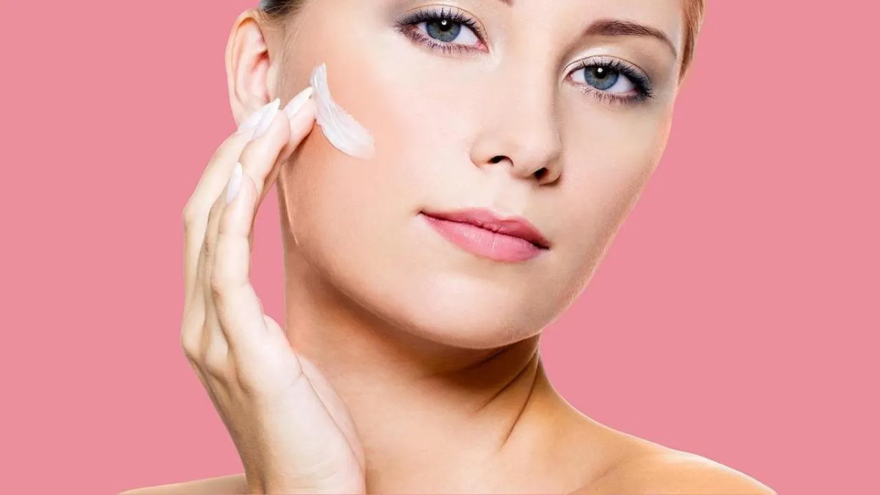 femme-creme-visage-routine femme Application d’une crème hydratante sur le visage pour illustrer les gestes essentiels d’une routine peau bien hydratée