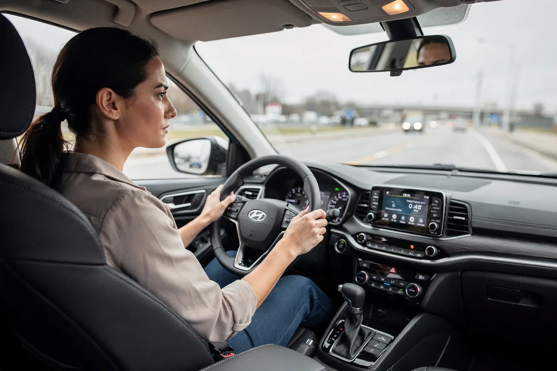 Conductrice réalisant un essai routier d’une voiture d’occasion pour tester freins direction et sonorité moteur