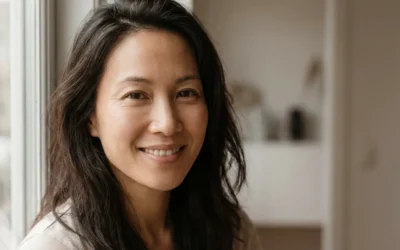 Femme au teint lumineux et uniforme, peau du visage éclatante naturellement après une routine soin à la vitamine C