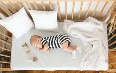 un bébé de 5 mois dors paisiblement dans son lit avec un matelas bien choisi
