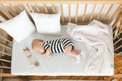 un bébé de 5 mois dors paisiblement dans son lit avec un matelas bien choisi