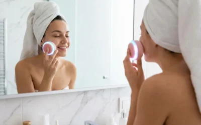 appareils technologiques soin peau femme (3) femme utilise Brosses nettoyantes intelligentes pour soin peau