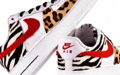 Baskets personnalisees femme nike air force 1 avec motifs zebres et léopard, signe nike en rouge