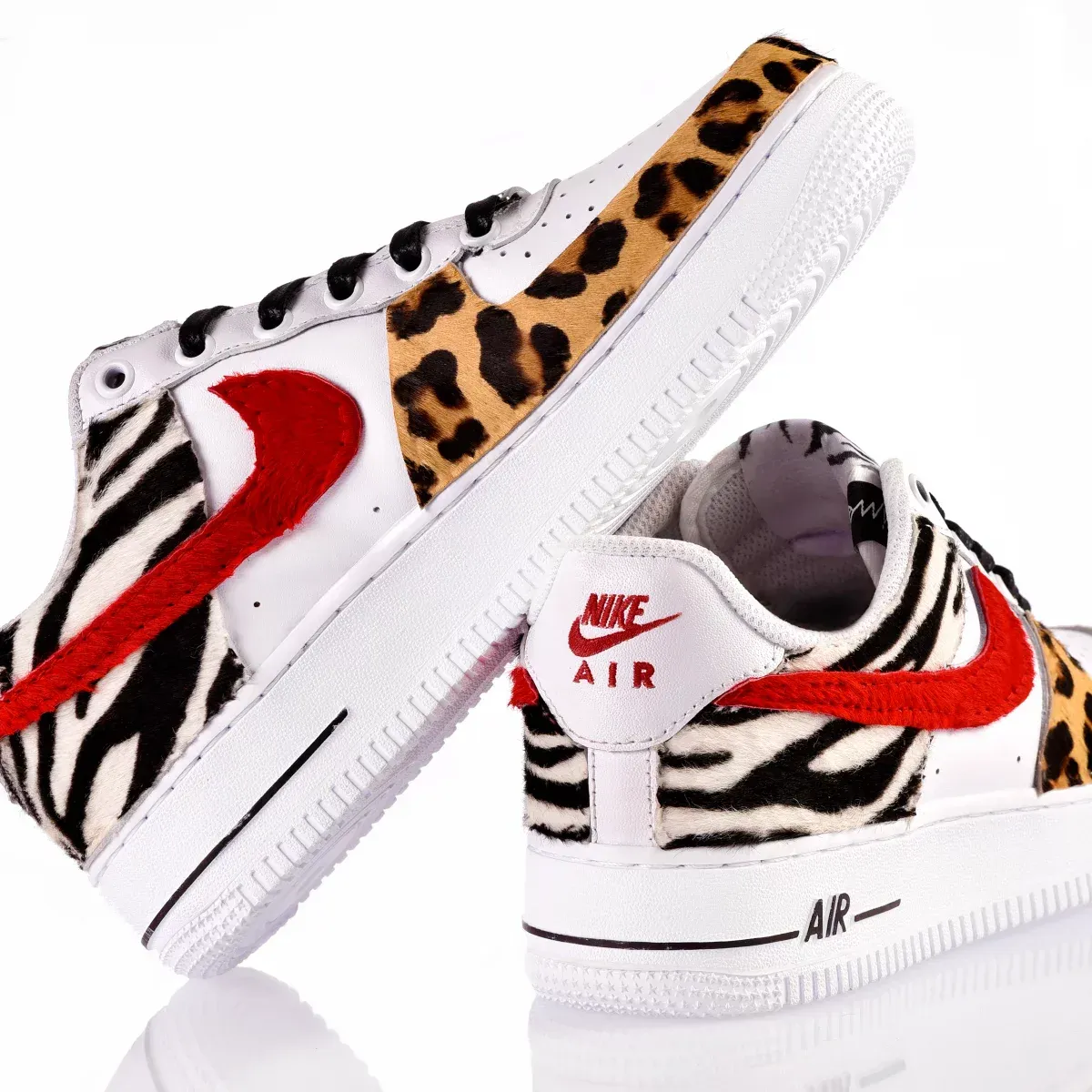 Baskets personnalisees femme nike air force 1 avec motifs zebres et léopard, signe nike en rouge