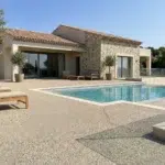 La moquette de pierre est-elle vraiment la solution idéale pour votre terrasse ?