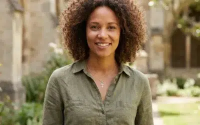 belle femme métisse afro porte médaille croix égyptienne discrete moderne