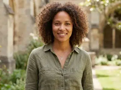 belle femme métisse afro porte médaille croix égyptienne discrete moderne