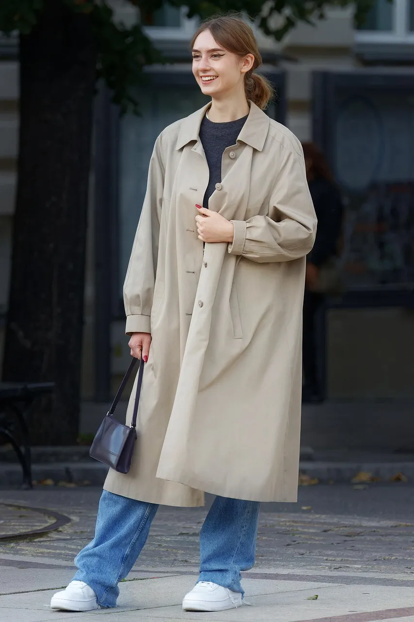 beau trench beige portée par belle femme jeune