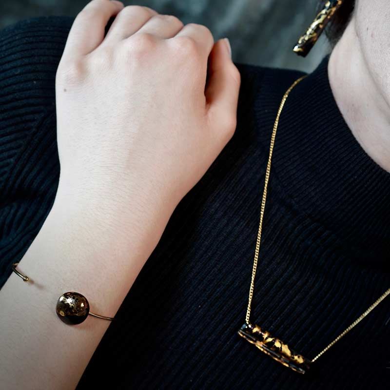 Collier_pendentif_femme_porcelaine_noire_et_or_idee_cadeau_anniversaire_fermoir