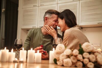 Un couple heureux qui fete leurs noces de porcelaine ensemble