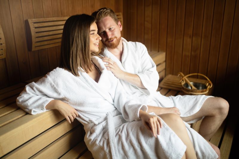 Un couple heureux qui passe un bon moment de detente pour leur noce de porcelaine 