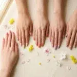 Manucure printemps-été 2026 : les 5 couleurs que tout le monde va porter (et comment les choisir)