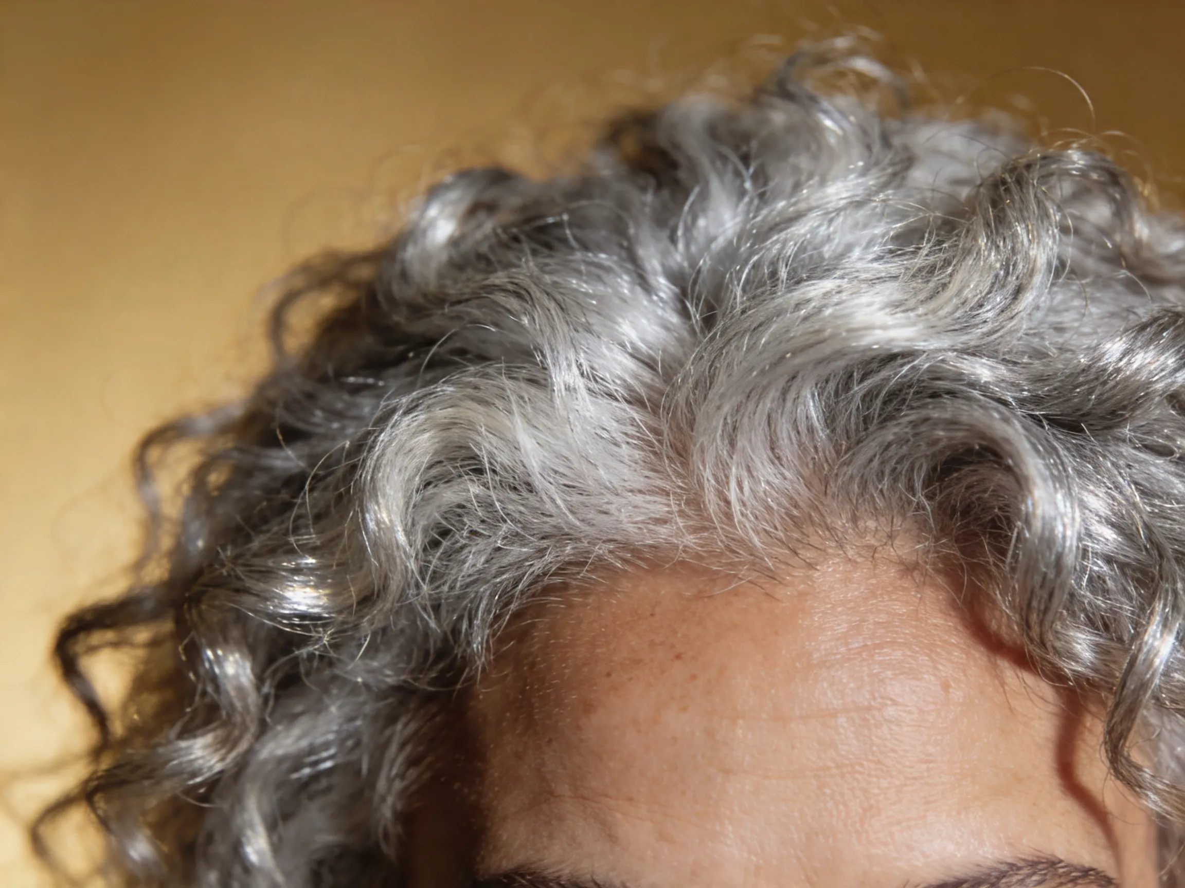 Cheveux gris bouclés naturels wash and go, routine boucles femme sel et poivre