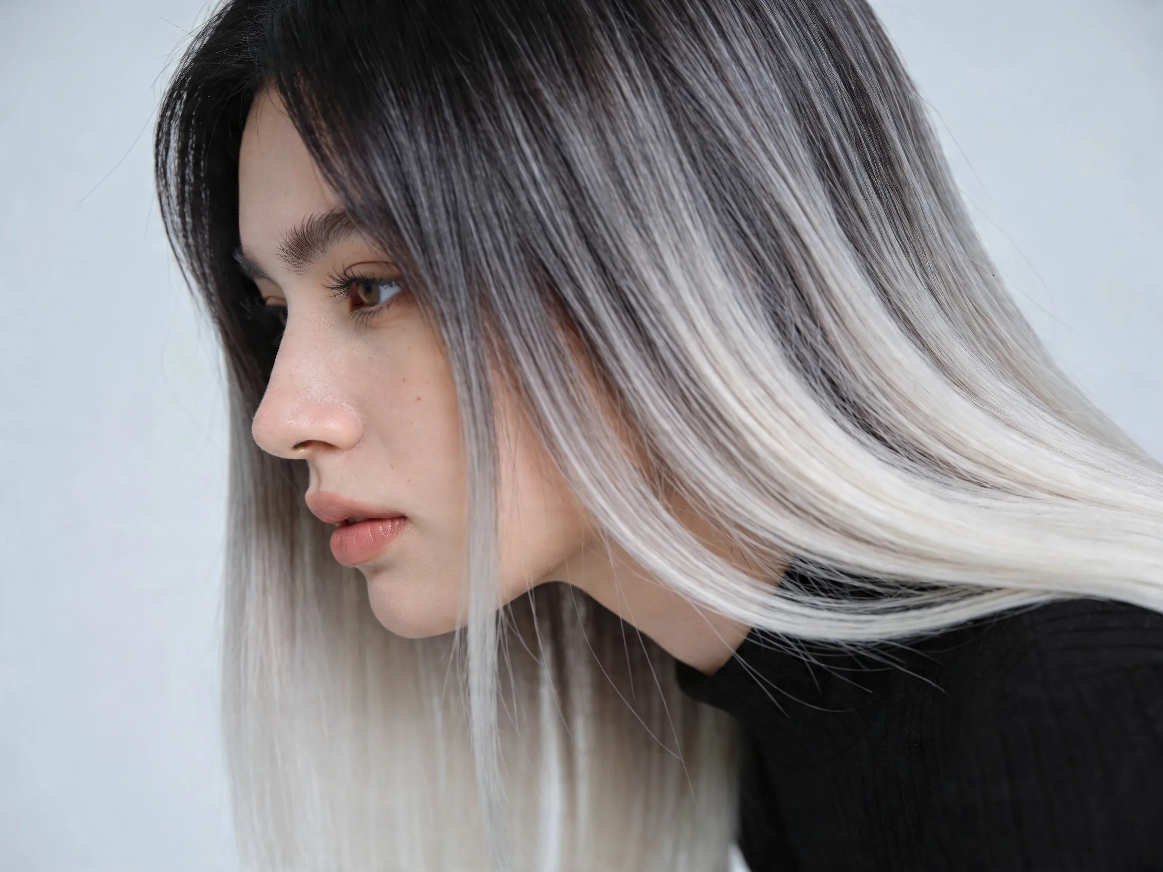 Cheveux longs gris dégradé naturel poivre et blanc, coiffure femme fluide