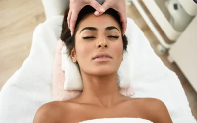Femme recevant un massage crânien relaxant dans un head spa, mains du praticien sur le front pour soulager les tensions et stimuler la circulation.