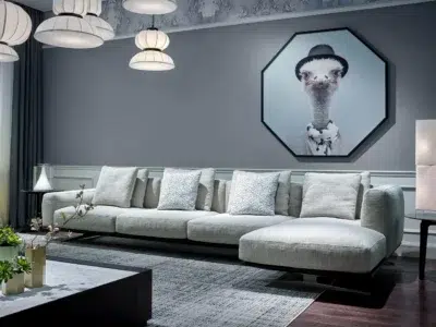 Vue d'un grand salon moderne avec canapé d'angle en U, tapis gris texturé et décoration originale