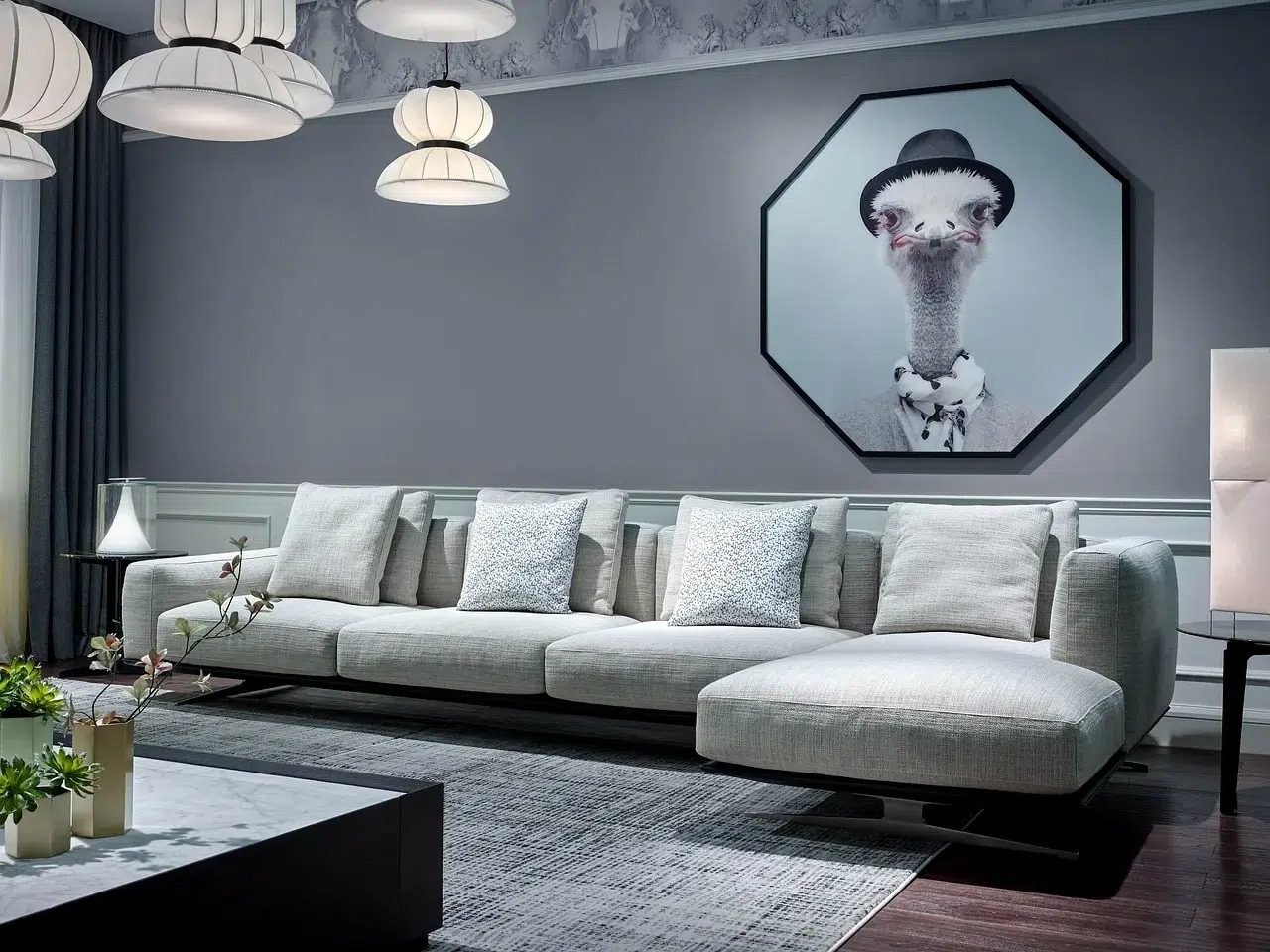 Vue d'un grand salon moderne avec canapé d'angle en U, tapis gris texturé et décoration originale