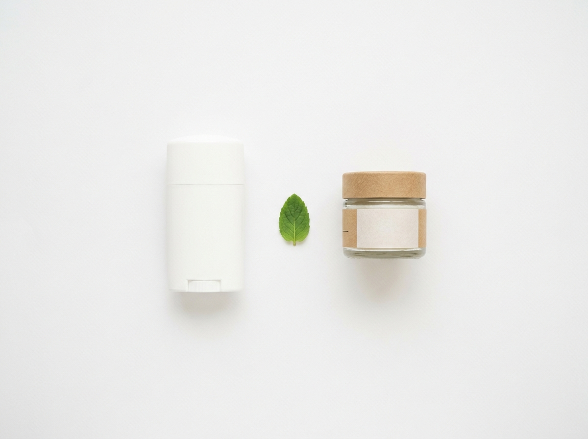 Comparaison visuelle entre déodorant conventionnel et déodorant naturel au musc blanc, choix clean beauty