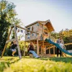 Portique de jardin : ce que le jeu libre fait vraiment au cerveau de votre enfant