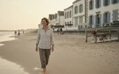 aambiance-plage-villas-la-baule femme marchant sur plage de sable fin et villas balnéaires au coucher du soleil à La Baule
