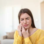 Quand une douleur dentaire surgit la nuit ou le week-end, savoir réagir vite