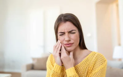 femme souffrant d'une douleur dentaire soudaine à domicile