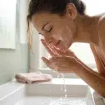 Comment bien choisir son nettoyant visage selon sa peau