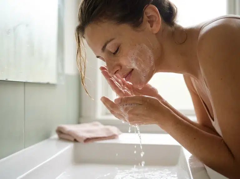 Comment bien choisir son nettoyant visage selon sa peau