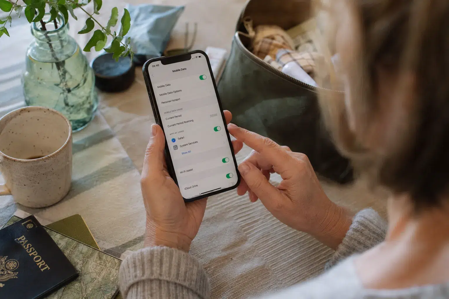 Voyageuse activant une eSIM sur son téléphone avant son départ à l'étranger