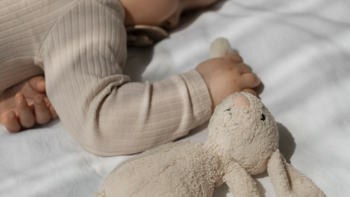 Choisir un doudou pour la naissance : les critères qui comptent vraiment