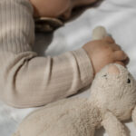 Choisir un doudou pour la naissance : les critères qui comptent vraiment