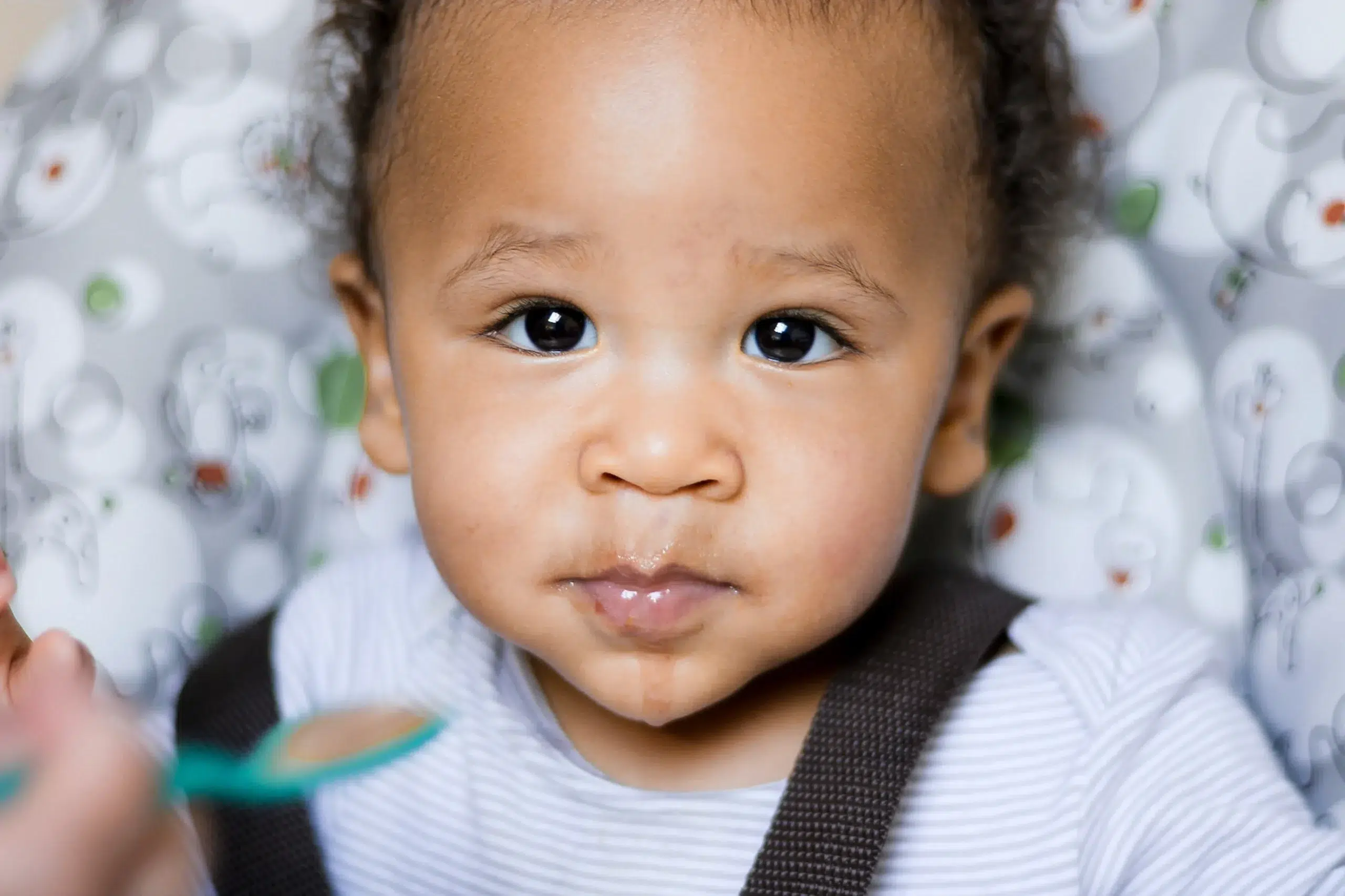 Bebe 5 mois mange solide cuillere