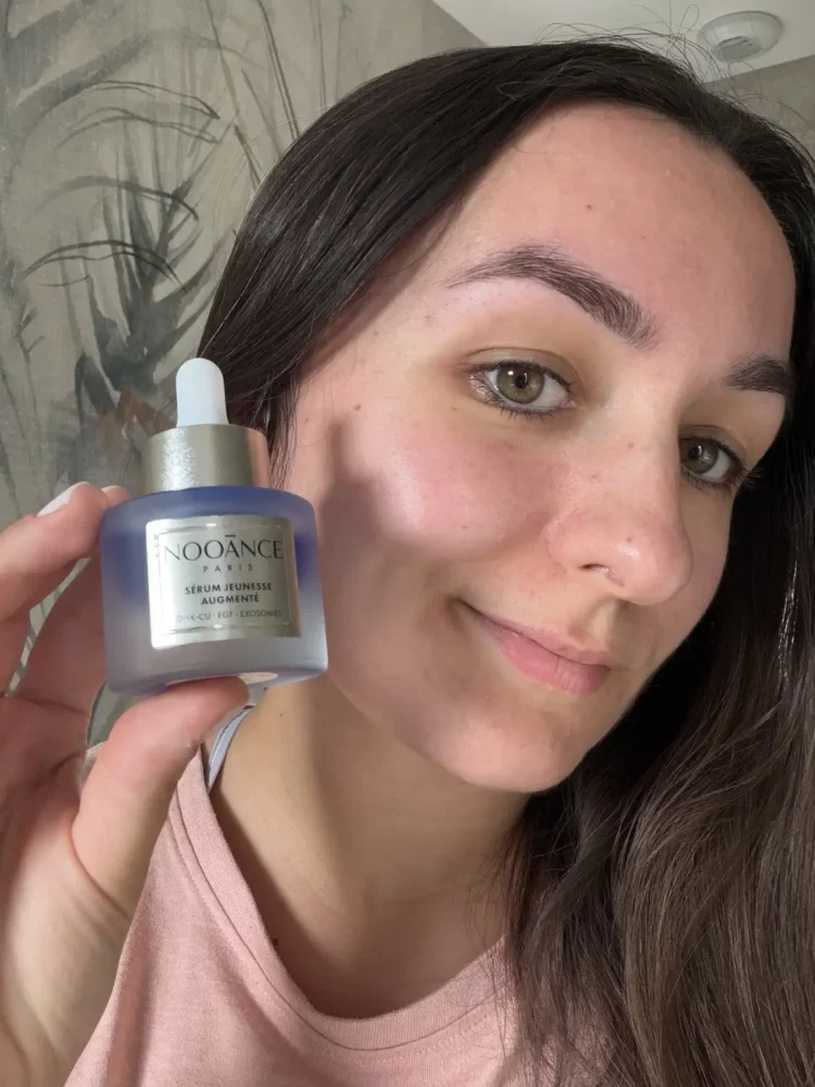 Emilie, fondatrice des Avis d'Emilie, présente le flacon de sérum Nooance Jeunesse Augmentée qu'elle a testé