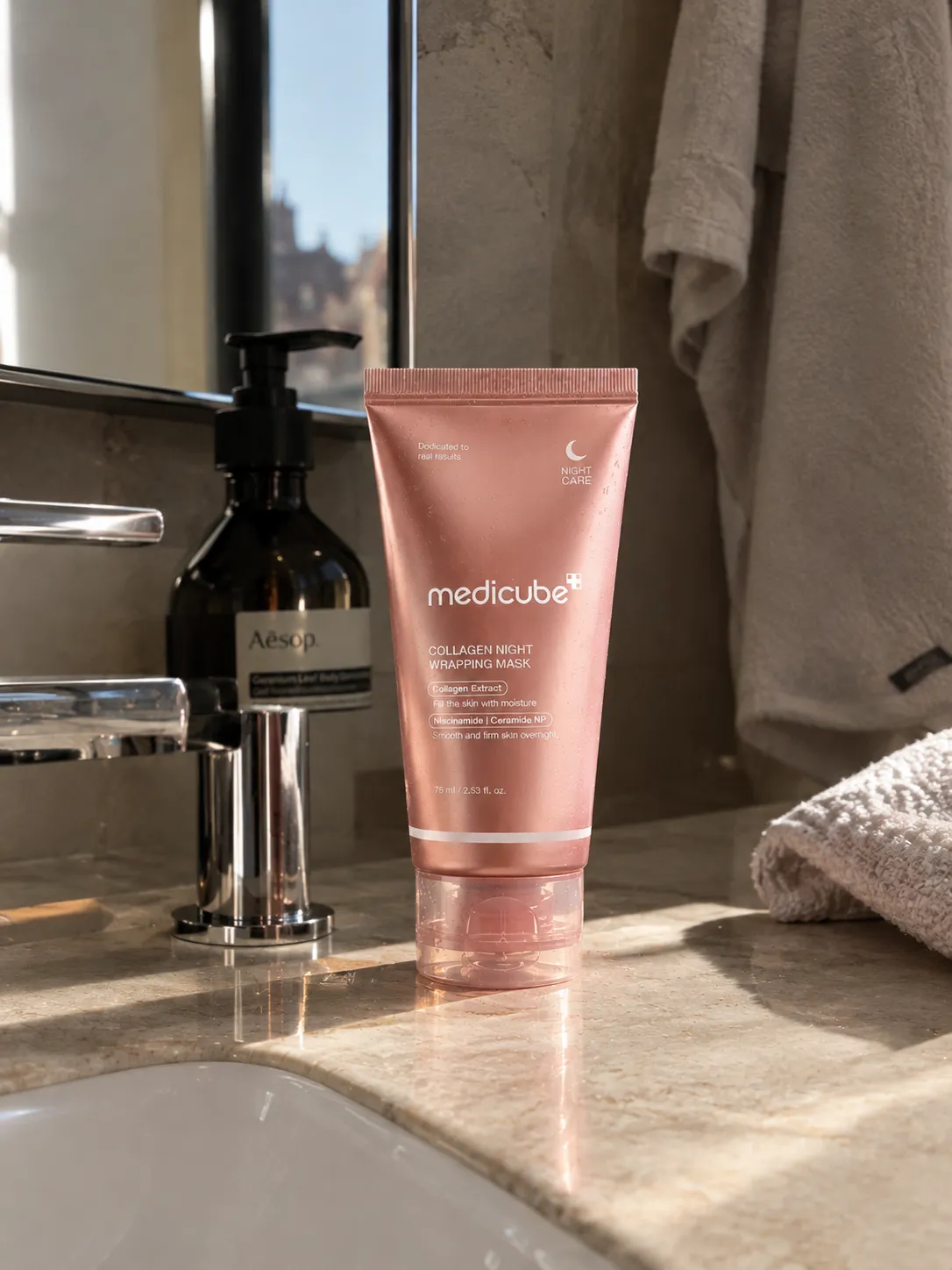 Pot du Collagen Night Wrapping Mask de Medicube, masque de nuit au collagène qui se retire au réveil