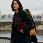 Sacs tendance hiver 2026 : le daim, le bordeaux et le camel s’imposent